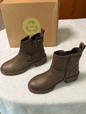Womens boots 7.5- Rocket Dog